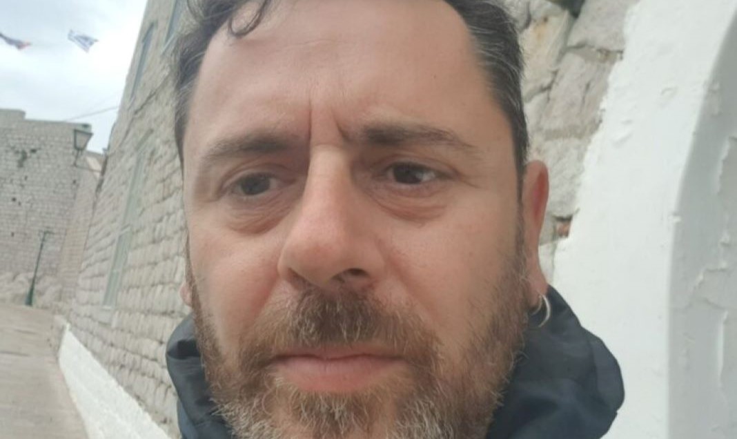 Κέρκυρα: Πέθανε σε τροχαίο ο φωτογράφος Γιάννης Δημητράς – Στη ΜΕΘ η 38χρονη σύζυγός του