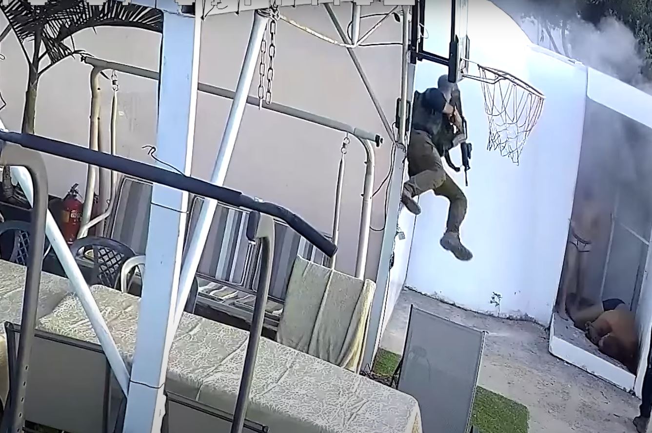 Ισραήλ: Νέο βίντεο-σοκ από την 7η Οκτωβρίου αποκαλύπτει τη θηριωδία της Χαμάς –  Σκότωσαν πατέρα με χειροβομβίδα μπροστά στους γιους του