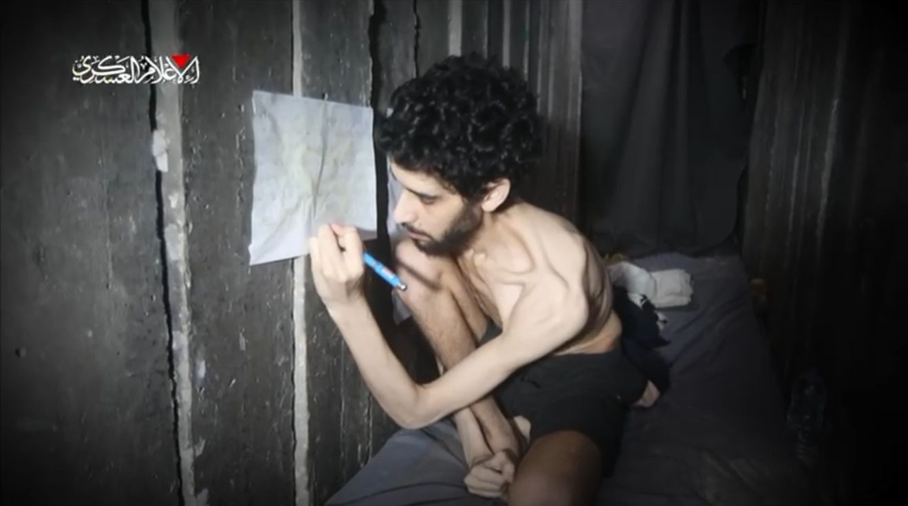 Χαμάς: Έδωσε στη δημοσιότητα βίντεο με Ισραηλινό όμηρο που είναι ζωντανός – Ο παραλληλισμός με τον λιμό στην Γάζα