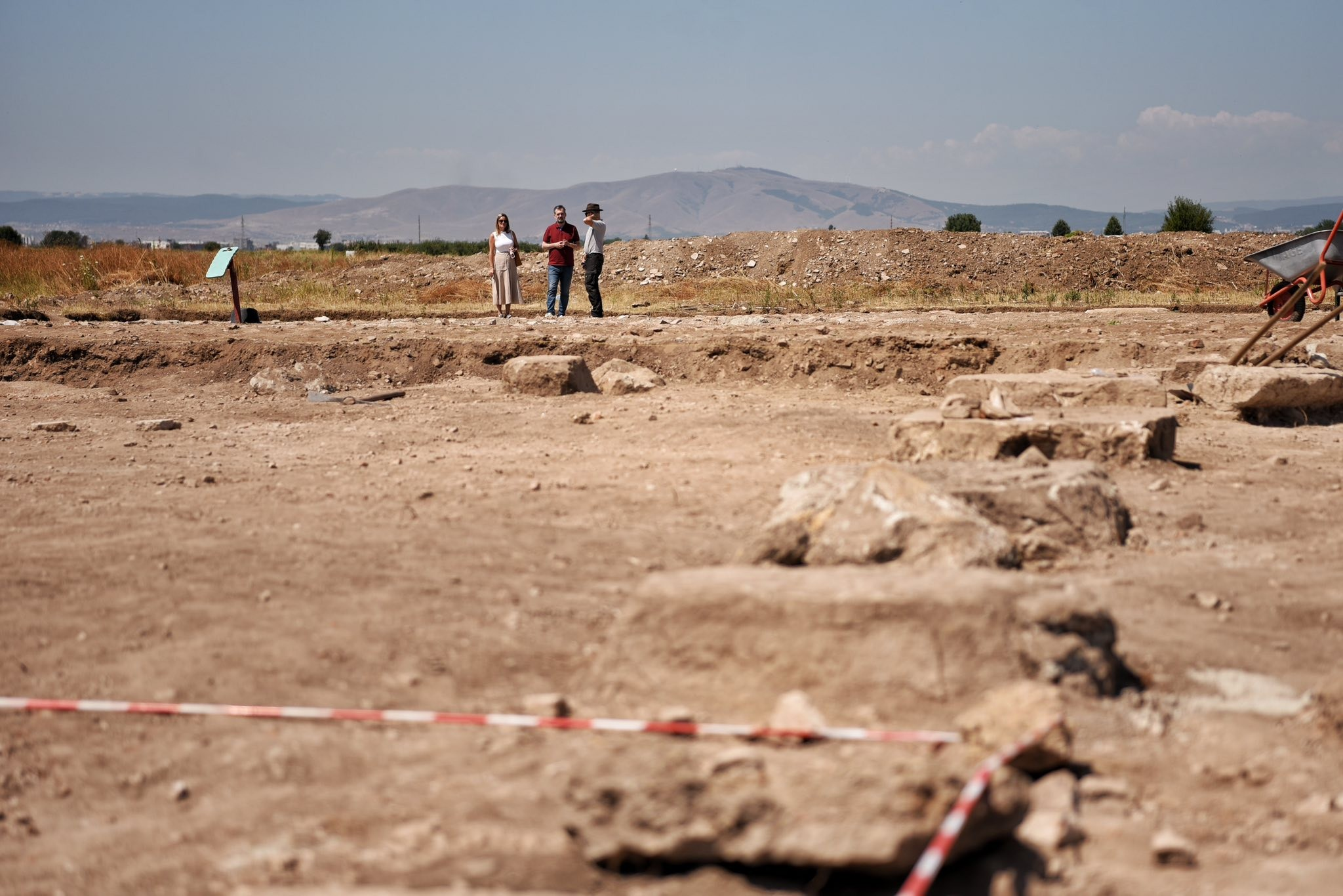 Επιγραφή αφιερωμένη στον Ιουστινιανό και τη Θεοδώρα που ανακαλύφθηκε στην Ουλπιάνα, ρίχνει φως στη Βυζαντινή εποχή του Κοσόβου. Φωτογραφία: Hajrulla Çeku – Facebook