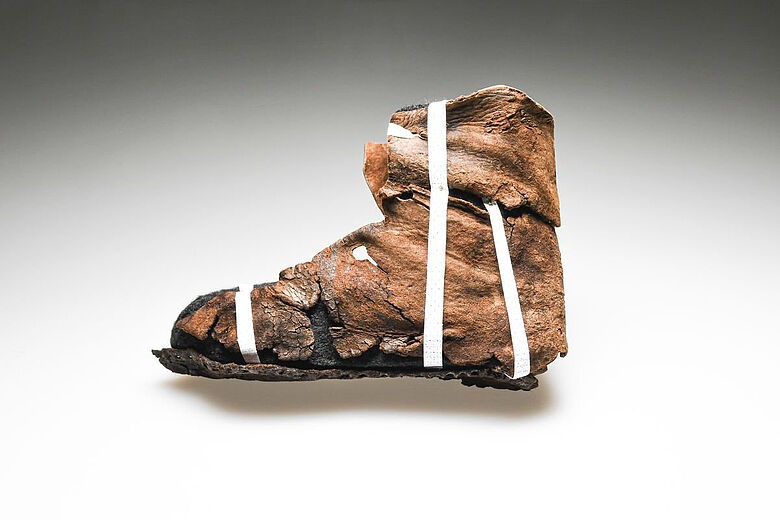 Δερμάτινο παπούτσι/ μπότα (περ. 1450) μήκους 12 εκατοστών. Φωτογραφία:  Υπηρεσία για τη Συντήρηση Μνημείων του Βερολίνου, Julia-Marlen Schiefelbein