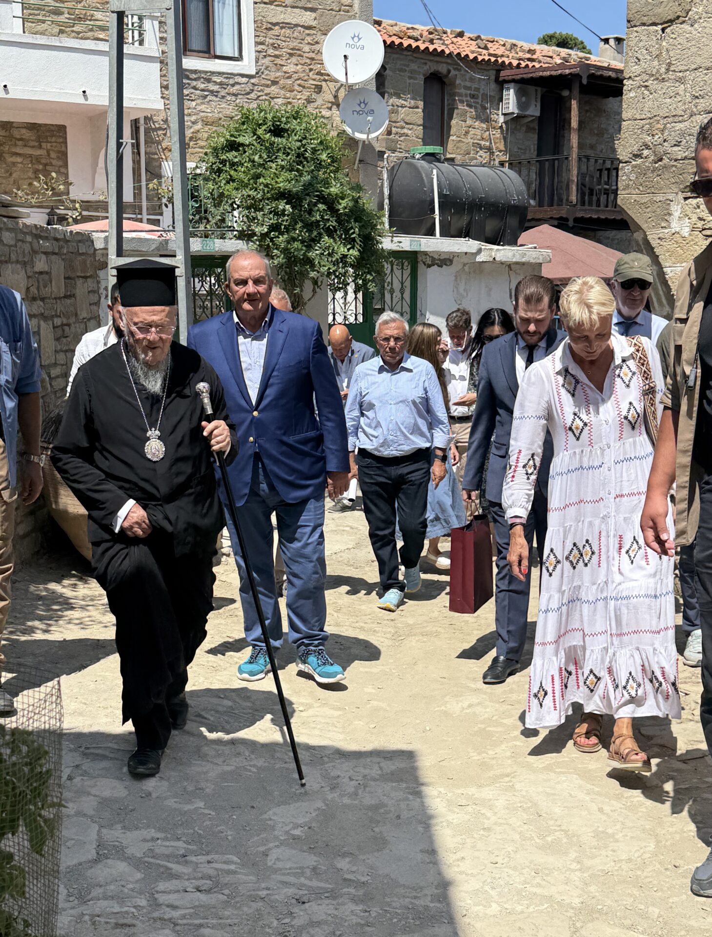 Οικουμενικό Πατριαρχείο: Ο κ.κ. Βαρθολομαίος υποδέχθηκε στο χωριό του στην Ίμβρο τον πρώην πρωθυπουργό Κώστα Καραμανλή