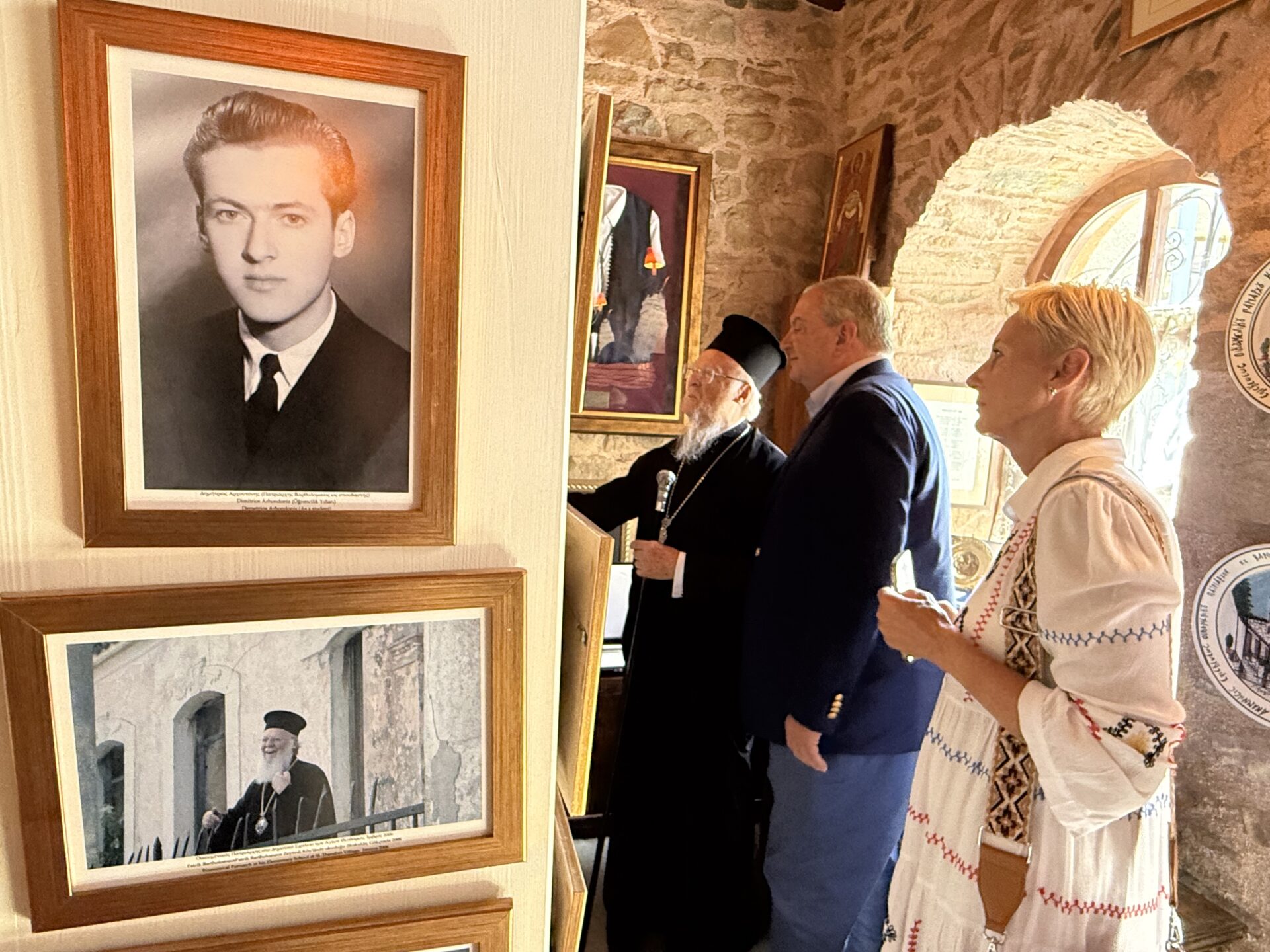 Οικουμενικό Πατριαρχείο: Ο κ.κ. Βαρθολομαίος υποδέχθηκε στο χωριό του στην Ίμβρο τον πρώην πρωθυπουργό Κώστα Καραμανλή