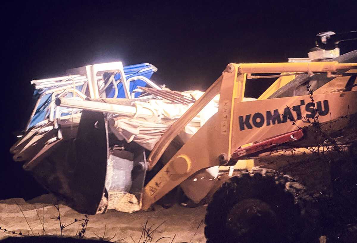 Καβάλα: Νυχτερινή… έφοδος με μπουλντόζες για παράνομες ομπρέλες και ξαπλώστρες σε παραλίες – ΦΩΤΟ