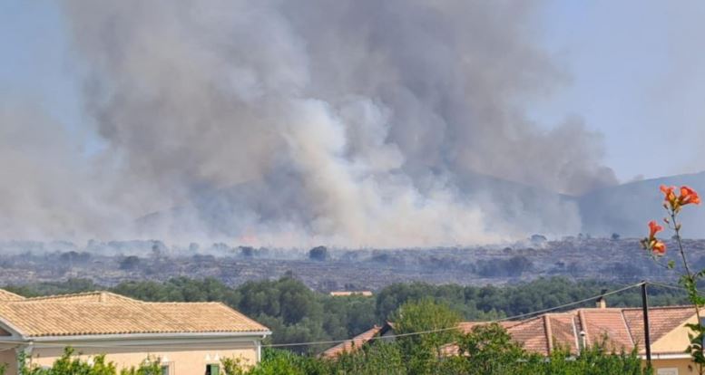 Κεφαλονιά: «Η φωτιά ξέσπασε ταυτόχρονα σε 3 σημεία» λέει ο δήμαρχος Αργοστολίου – Συνεχίζεται η κατάσβεση από τις πυροσβεστικές δυνάμεις, ήχησε το 112 – ΦΩΤΟ
