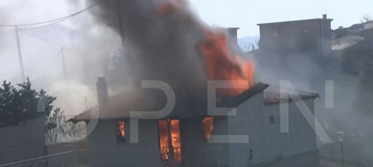 Κερατέα: Η φωτιά καίει σπίτια – Βίντεο