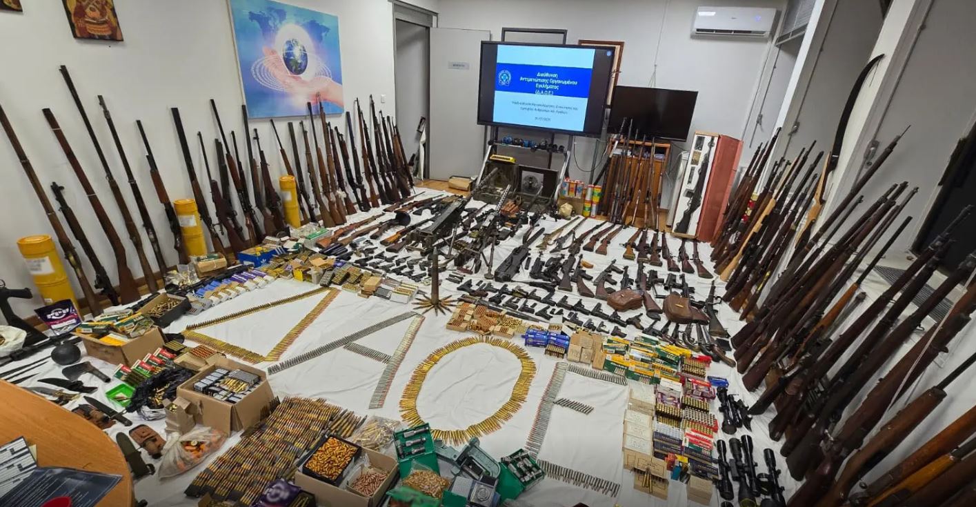Κιάτο: Αυτό είναι το οπλοστάσιο που εντοπίστηκε στο σπίτι του απόστρατου της Πολεμικής Αεροπορίας – Κατασχέθηκαν 174 όπλα και πάνω από 15.500 φυσίγγια – ΦΩΤΟ και ΒΙΝΤΕΟ