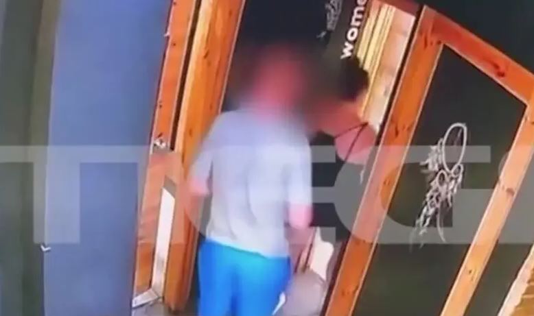 Ηράκλειο: Καρέ καρέ η κλοπή τσάντας που ξέχασε τουρίστρια σε τουαλέτα μαγαζιού – Αναζητούνται οι δράστες – ΒΙΝΤΕΟ