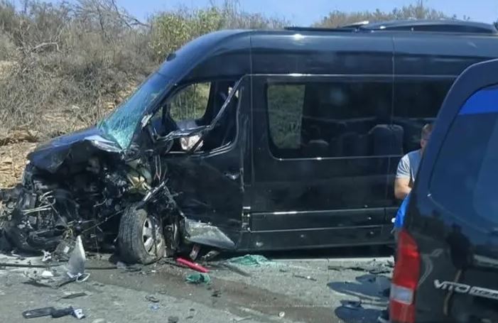 Σοβαρό τροχαίο στο Ηράκλειο: Δύο μίνι βαν συγκρούστηκαν μεταξύ τους – 8 τραυματίες – ΦΩΤΟ και ΒΙΝΤΕΟ