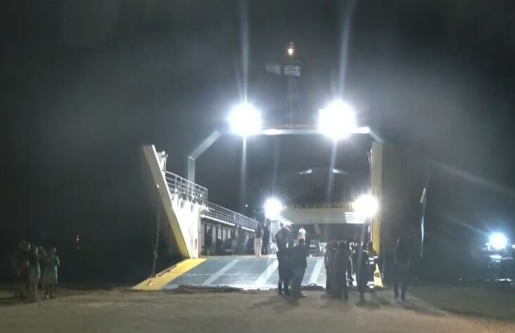 Εύβοια: Ρυμουλκήθηκε στα Νέα Στύρα το φέρι μποτ που προσάραξε σε ξέρα – ΒΙΝΤΕΟ