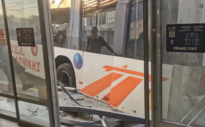 ΚΤΕΛ Χαλκιδικής: Ανεξέλεγκτο λεωφορείο «τσούλησε» και προσέκρουσε σε εγκαταστάσεις 