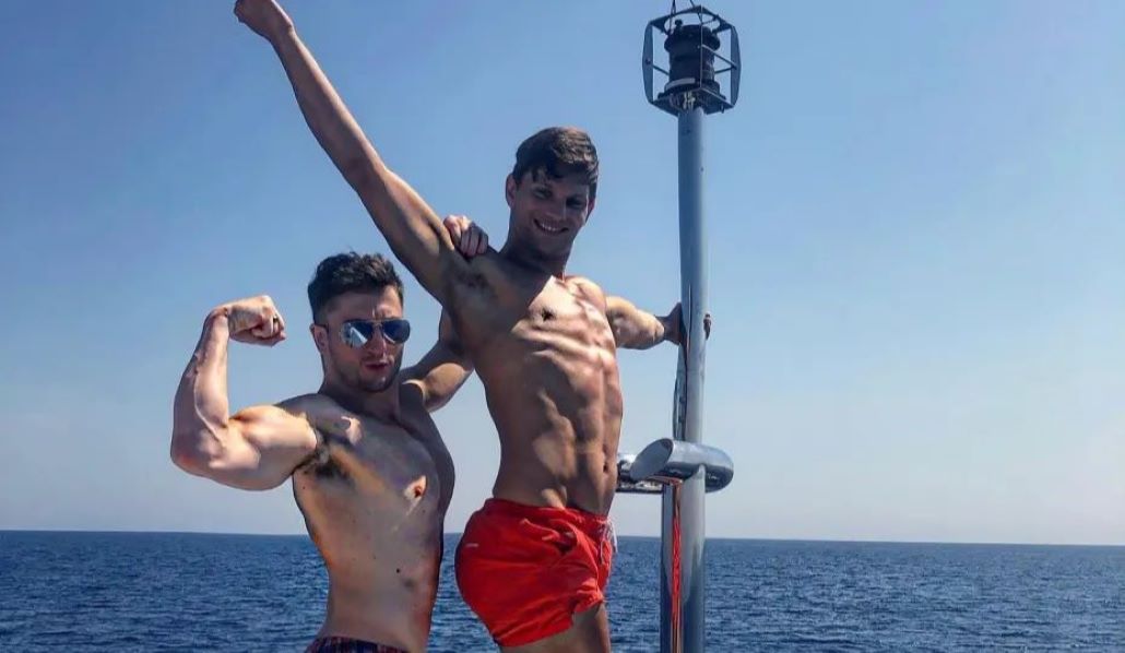 Influencer κατηγορείται ότι δολοφόνησε τον σύζυγό του: Βρέθηκε νεκρός σε λίμνη αίματος – «Ήξερα ότι θα καταλήξει άσχημα» λέει ένας γείτονας