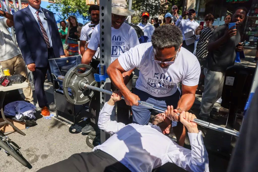 Νέα Υόρκη: Υποψήφιος δήμαρχος δεν κατάφερε να σηκώσει την μπάρα – Το «τρολάρισμα» από τους πολιτικούς αντιπάλους του – Δείτε το βίντεο