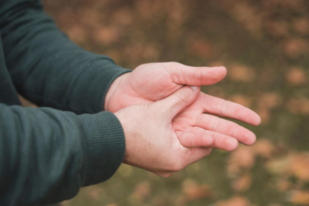 Υψηλή χοληστερίνη: Το Νο1 σημάδι που οι περισσότεροι αγνοούν και μπορεί να εμφανιστεί στα δάχτυλα