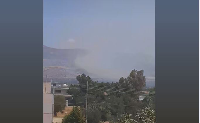 Φωτιά στα Μέγαρα – Καίει σε έκταση με χαμηλή βλάστηση – BINTEO