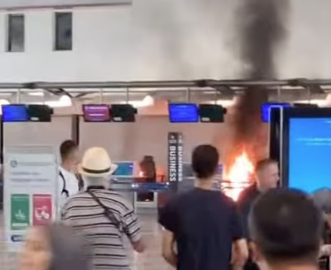 Πανικός στο αεροδρόμιο του Μιλάνο: Άνδρας έβαλε φωτιά και προκάλεσε χάος με σφυρί – Επιβάτες έτρεχαν ουρλιάζοντας