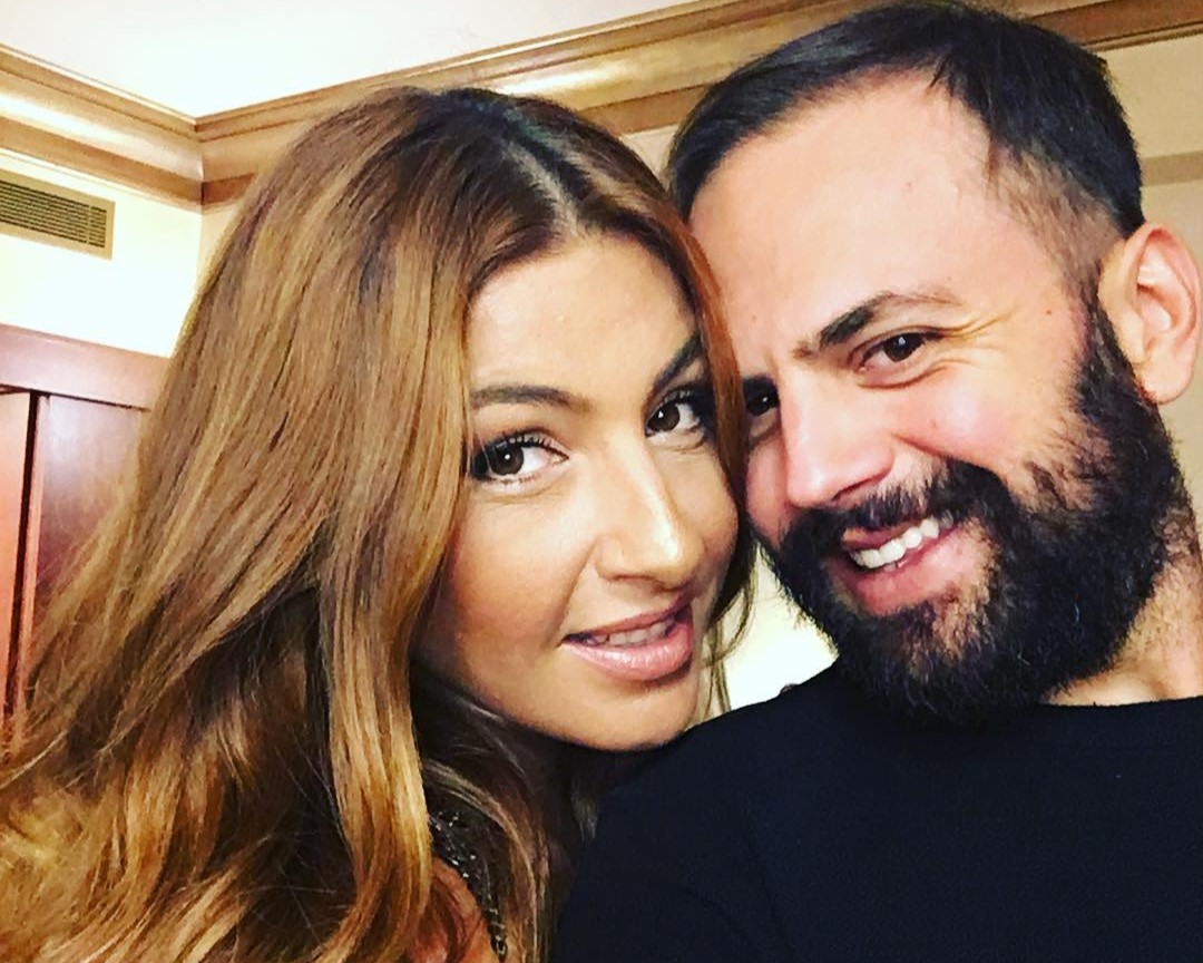 Νάσος Ασημακόπουλος: «Η Έλενα Παπαρίζου θα έχει πάντα μακριά μαλλιά γιατί της δίνουν κίνηση στη σκηνή» – Ο γνωστός κομμωτής αποκαλύπτει αγαπημένα χτενίσματα των διασήμων