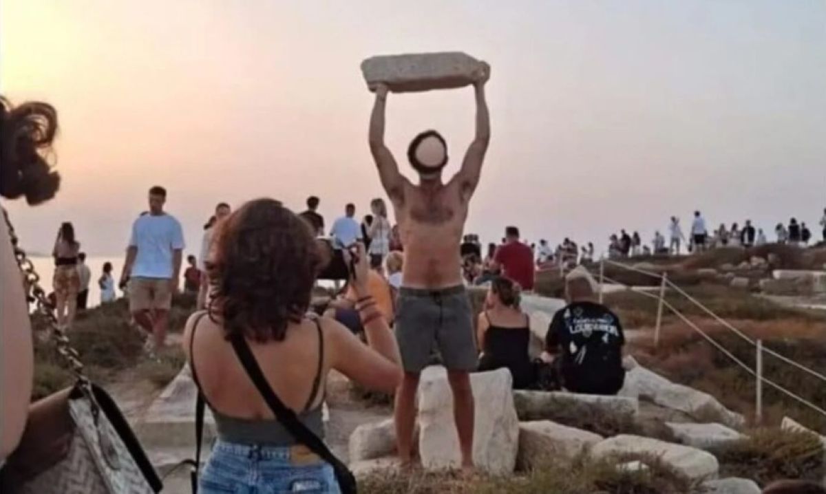 Νάξος: Θύελλα αντιδράσεων για την βεβήλωση της Πορτάρας από τουρίστες – Η φωτογραφία που έκανε τον γύρο των διεθνών ΜΜΕ