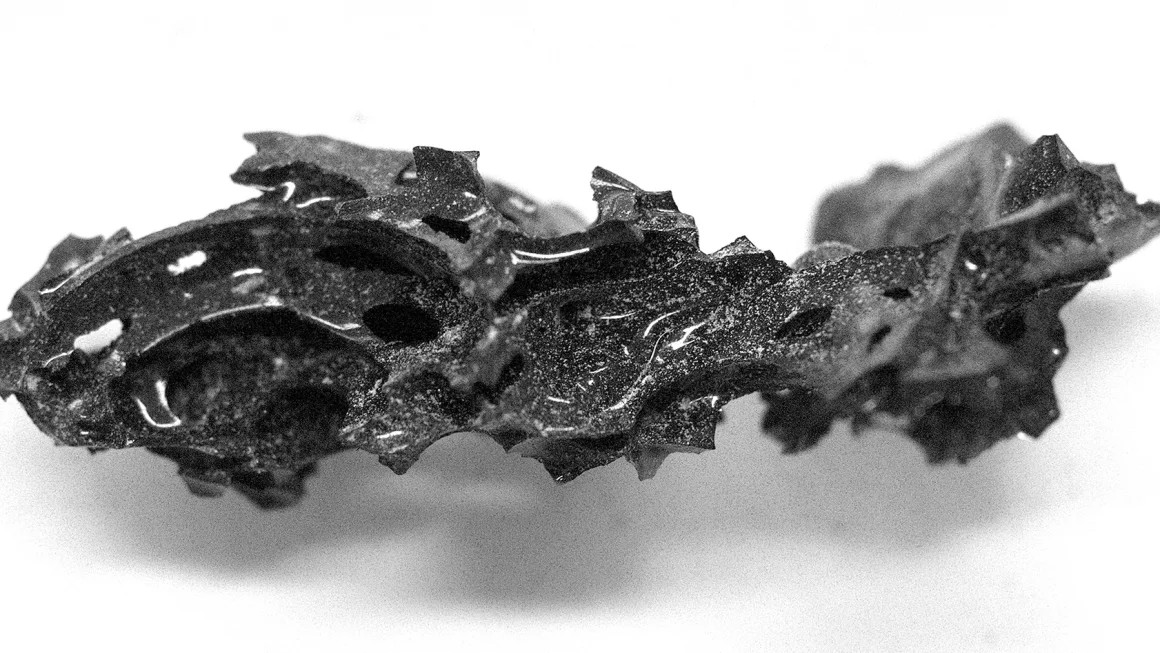 Θραύσμα οργανικού γυαλιού που βρέθηκε μέσα στο κρανίο ενός άνδρα που πέθανε στο Ερκολάνο. Φωτογραφία: Pier Paolo Petrone