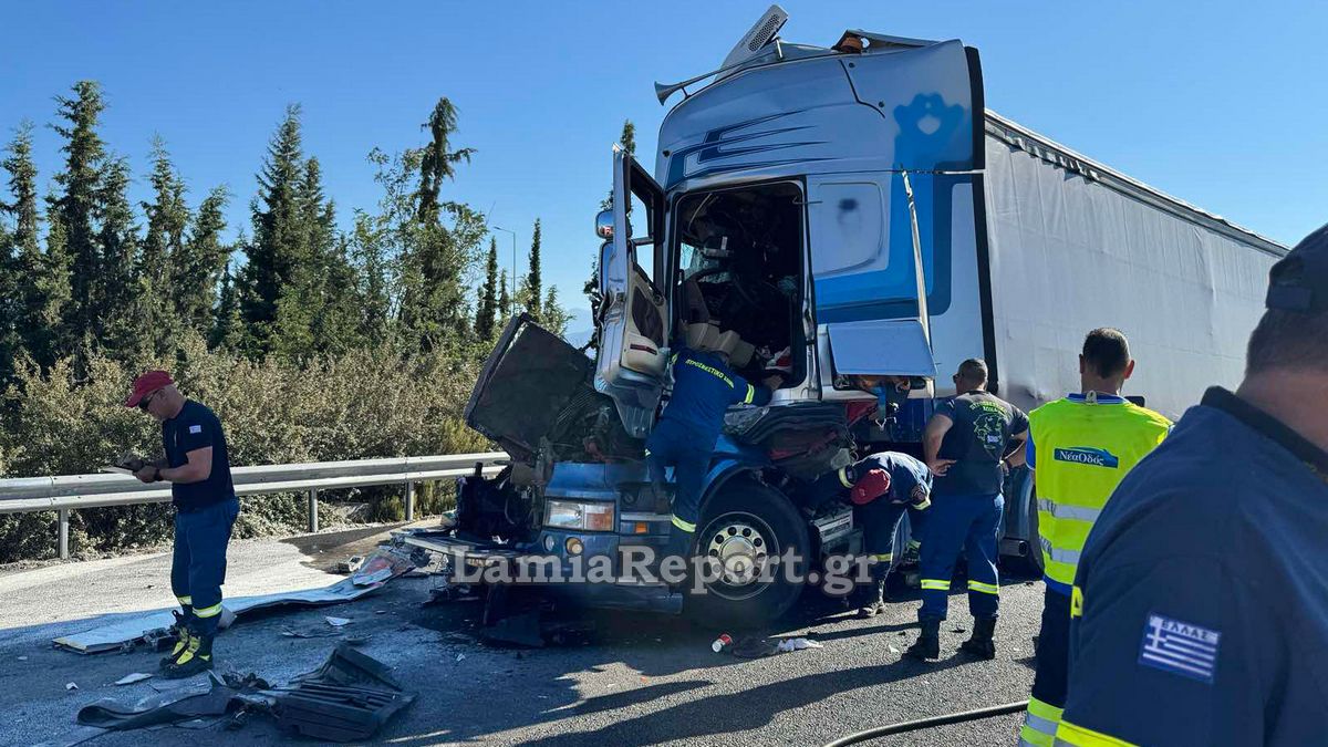 Τροχαίο με νταλίκες στη Λαμία – Γέμισε αλεύρι η Εθνική Οδός – ΦΩΤΟ και ΒΙΝΤΕΟ