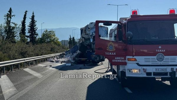 Τροχαίο με νταλίκες στη Λαμία – Γέμισε αλεύρι η Εθνική Οδός – ΦΩΤΟ και ΒΙΝΤΕΟ
