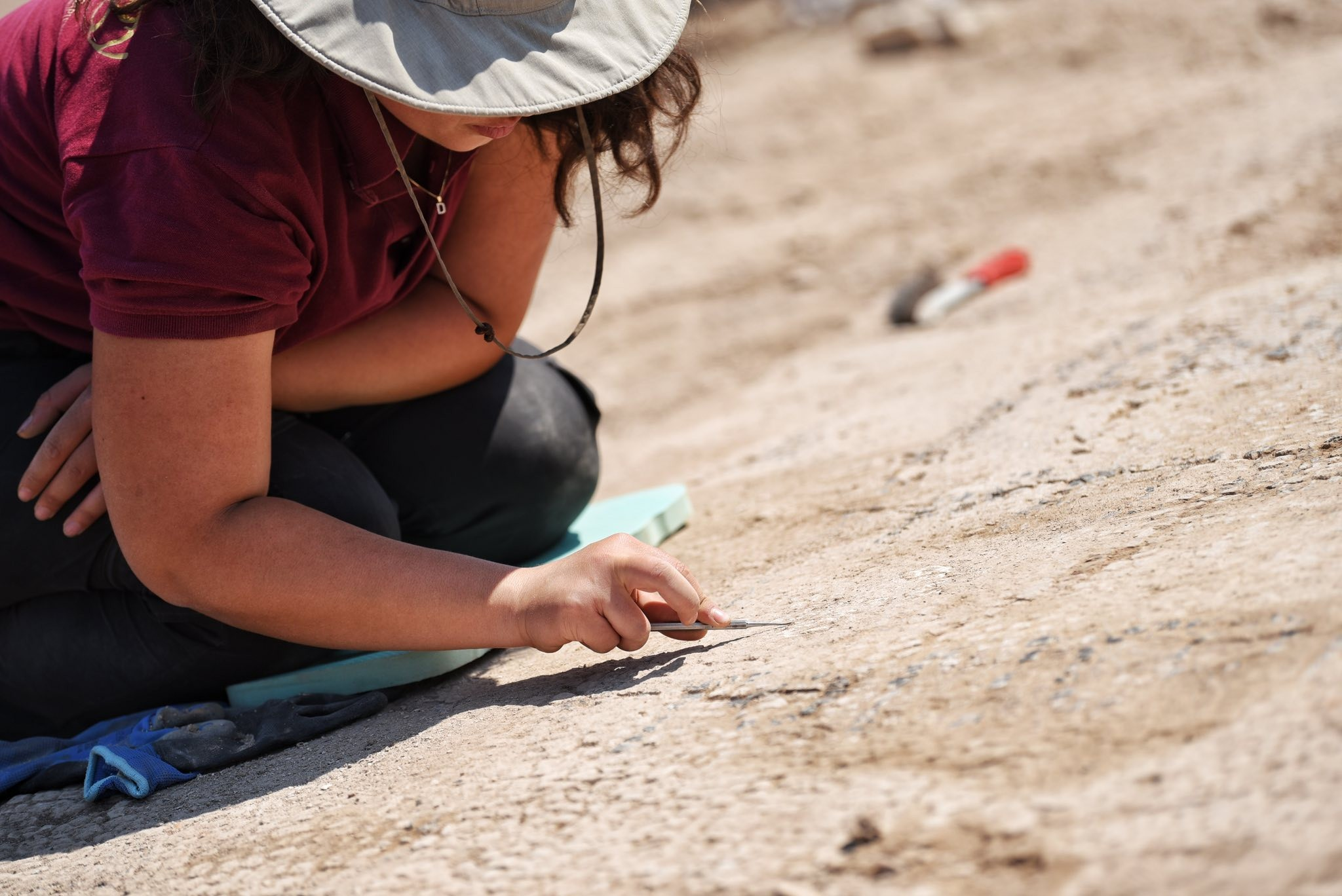 Επιγραφή αφιερωμένη στον Ιουστινιανό και τη Θεοδώρα που ανακαλύφθηκε στην Ουλπιάνα, ρίχνει φως στη Βυζαντινή εποχή του Κοσόβου. Φωτογραφία: Hajrulla Çeku – Facebook