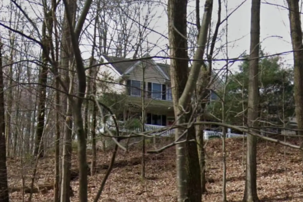 Γονείς-τέρατα: Ανάγκαζαν τον γιο τους να κοιμάται κάτω από ένα υπόστεγο και του επέτρεπαν να κάνει μπάνιο μόνο 1 φορά την εβδομάδα