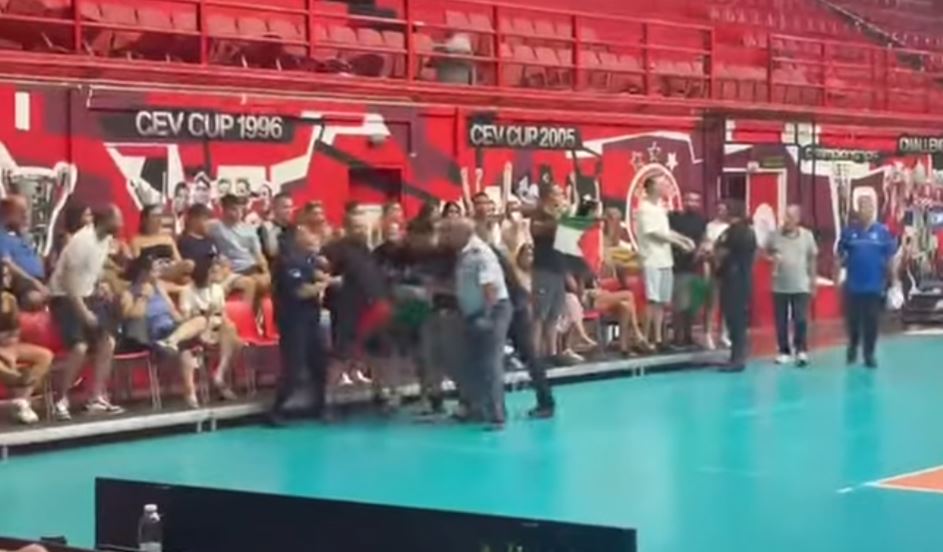 Βόλεϊ: Παλαιστινιακές σημαίες και προσαγωγές σε φιλικό αγώνα Ελλάδας – Ισραήλ