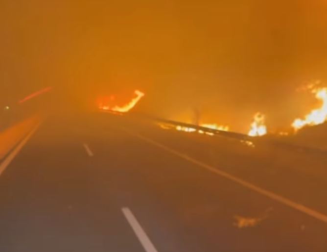 Βίντεο-σοκ από την Εθνική Οδό Πατρών-Πύργου – Οι φλόγες έχουν φτάσει στο οδόστρωμα