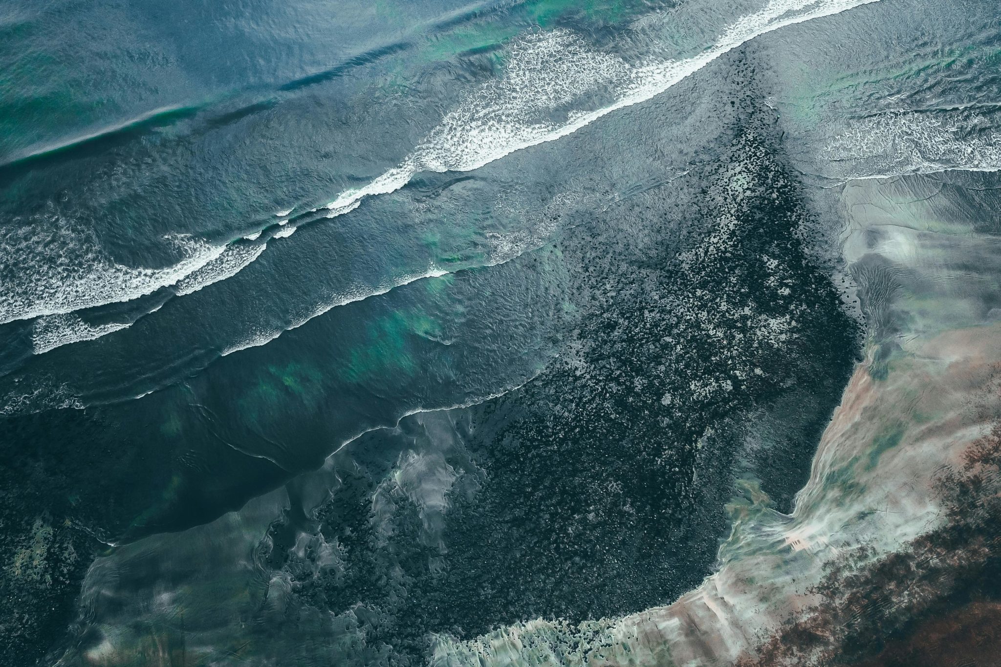 Αυτό μπορεί να τρομοκρατήσει τον κόσμο: Σπάνια ανακάλυψη ορυκτού μαρτυρά ότι κάτω απ’ την επιφάνεια της Γης μπορεί να υπάρχει ένας τεράστιος ωκεανός. Φωτογραφία: Pexels