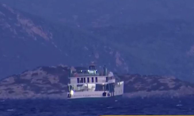 Παραμένει κολλημένο το φέρι μποτ που έπεσε σε ξέρα στα Νέα Στύρα – «Μπορεί να μείνει και 3 ημέρες εκεί»