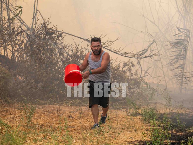 Φωτιές στην Αχαΐα: Συγκλονιστικές εικόνες από την μάχη πυροσβεστών, εθελοντών και κατοίκων στην Πάτρα