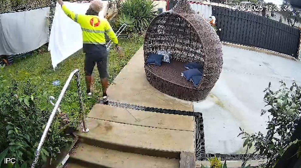 Ταχυδρόμος έγινε «ήρωας της μπουγάδας»: Μάζεψε τα σεντόνια όταν άρχισε να βρέχει – Η πράξη καλοσύνης που συγκίνησε τα social media