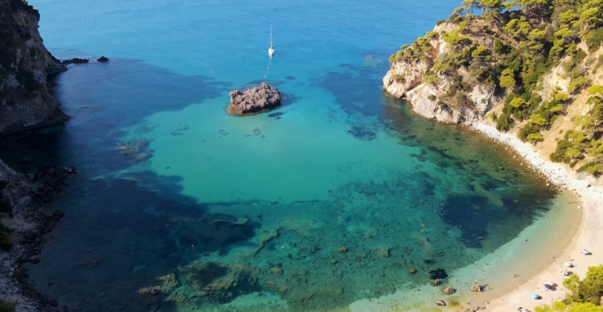 Αλωνάκι Πρέβεζας: Ένας μικρός παράδεισος με κρυστάλλινα τιρκουάζ νερά – ΒΙΝΤΕΟ