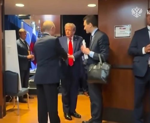 Πλάνα του Κρεμλίνου κατέγραψαν το γόνατο του Ρώσου ηγέτη να τινάζεται επανειλημμένα καθώς στεκόταν δίπλα στον Αμερικανό ομόλογό του.