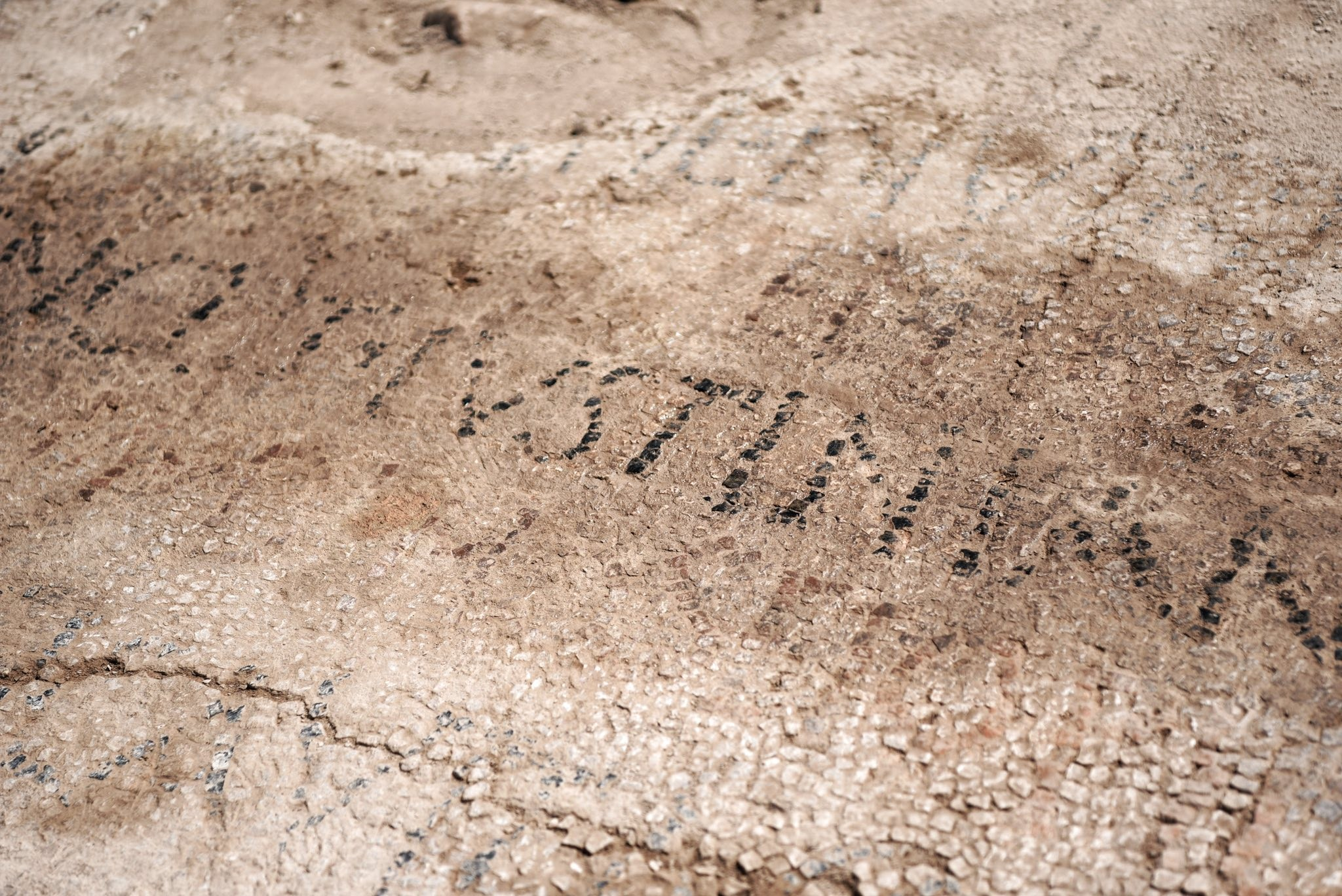 Επιγραφή αφιερωμένη στον Ιουστινιανό και τη Θεοδώρα που ανακαλύφθηκε στην Ουλπιάνα, ρίχνει φως στη Βυζαντινή εποχή του Κοσόβου. Φωτογραφία: Hajrulla Çeku – Facebook