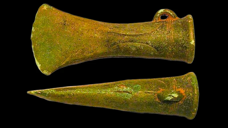 Ένας κωνικού σχήματος πέλεκυς, ο οποίος μάλλον είναι εύρημα της Εποχής του Χαλκού, ανακαλύφθηκε από έναν κάτοικο στο χωριό Παάου, στην περιοχή Αράνιο στην επαρχία Μπάντζαρ. Φωτογραφία: BIRMINGHAM MUSEUMS TRUST 