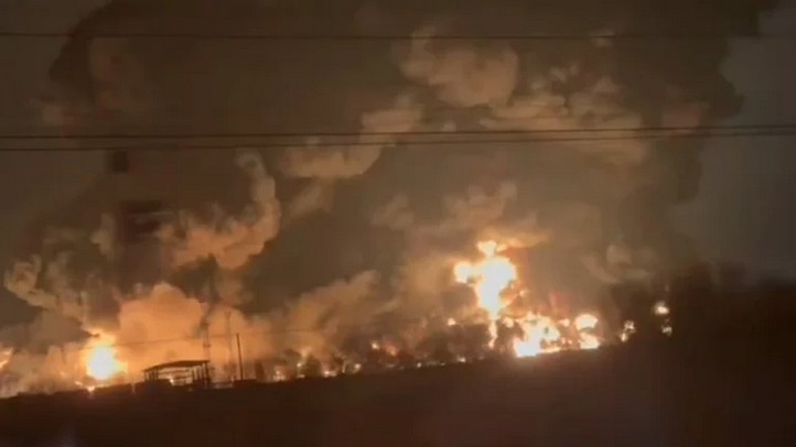 Ρωσία: Πυρκαγιά σε διυλιστήριο πετρελαίου και σε στέγη νοσοκομείου στο Βόλγκογκραντ από ουκρανικά drones