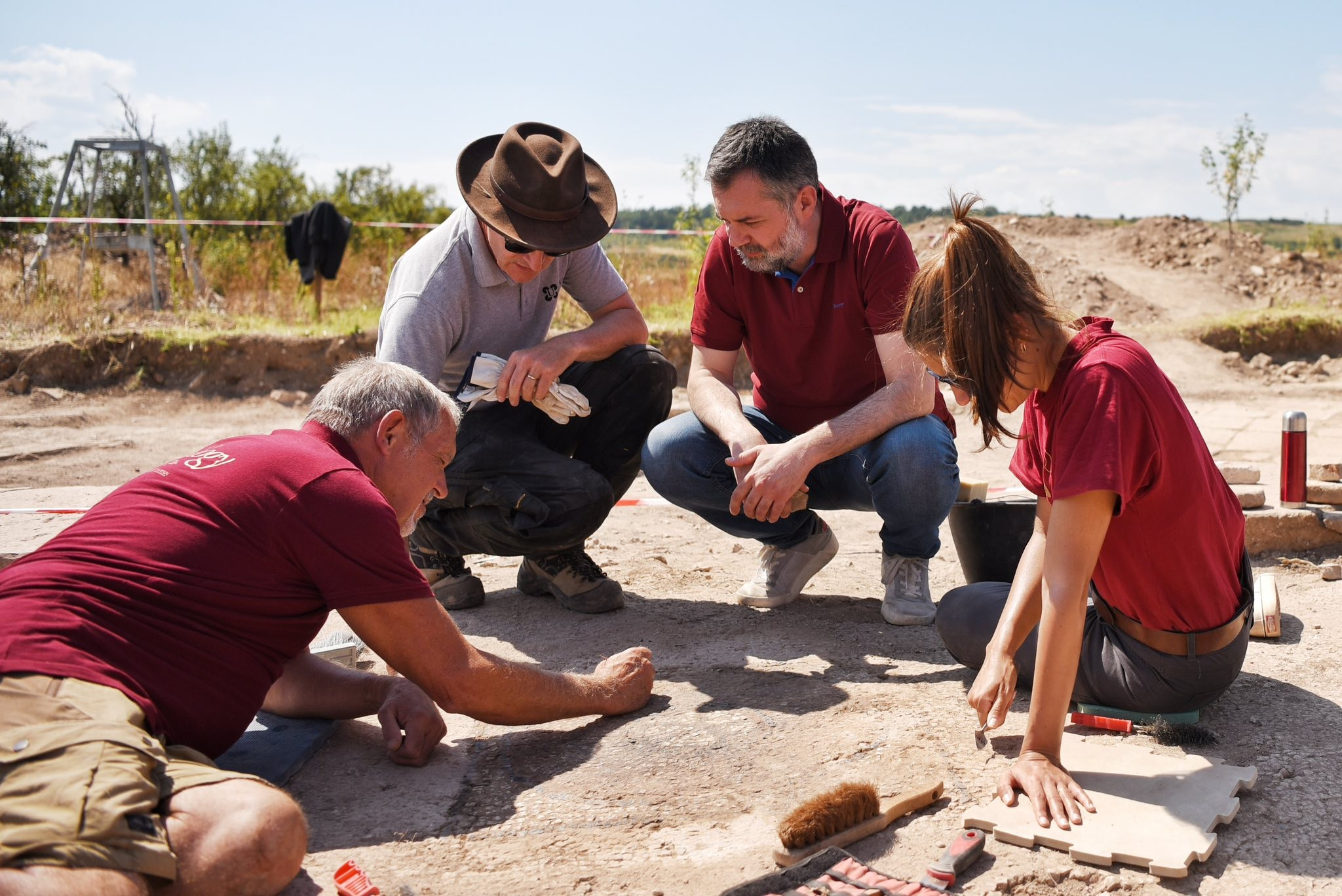 Η ομάδα των αρχαιολόγων και ο υπουργός πολιτισμού του Κοσόβου. Φωτογραφία: Hajrulla Çeku – Facebook