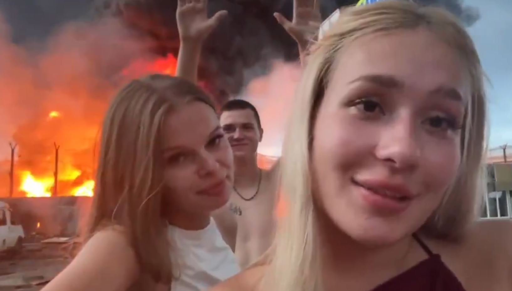 Ρωσία: Συνελήφθησαν δύο influencers που τραγούδησαν έπειτα από ουκρανικό πλήγμα – Το βίντεο στο TikTok με φόντο το φλεγόμενο εργοστάσιο