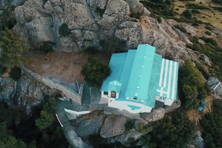 Δεκαπενταύγουστος στις άγνωστες Παναγιές: Σε ένα ηφαίστειο, στον γκρεμό, στη λίμνη, η γοργόνα και… του Χάρου