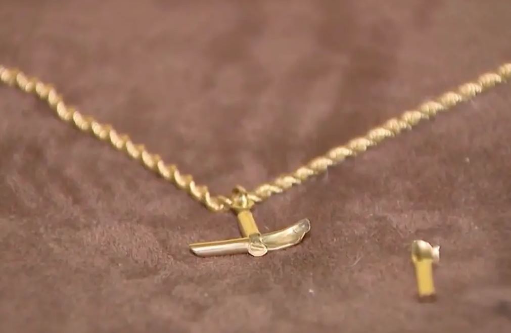 Ο σταυρός που φορούσε, έσωσε 20χρονο από αδέσποτη σφαίρα: «Ο Θεός είναι σίγουρα αληθινός»