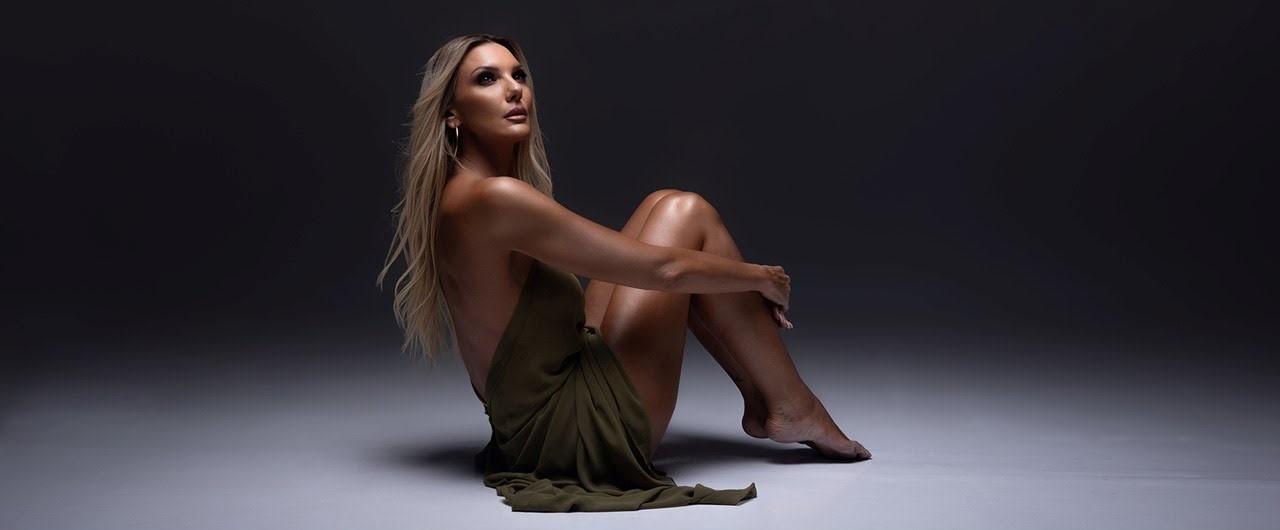 Θέλξη: Ανάσα δροσιάς από τη μαγευτική Αίγινα στο νέο της βιντεοκλιπ