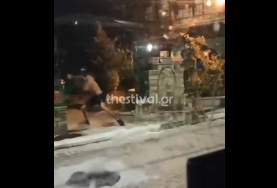 Θεσσαλονίκη: Πέταξαν νερόμπομπες σε αστικό λεωφορείο – Δείτε βίντεο