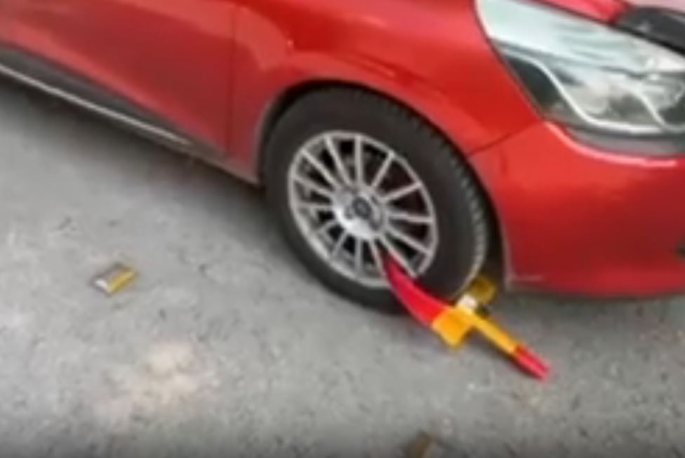 Θεσσαλονίκη: Μπήκαν οι πρώτες «δαγκάνες» σε παράνομα σταθμευμένα αυτοκίνητα – ΒΙΝΤΕΟ