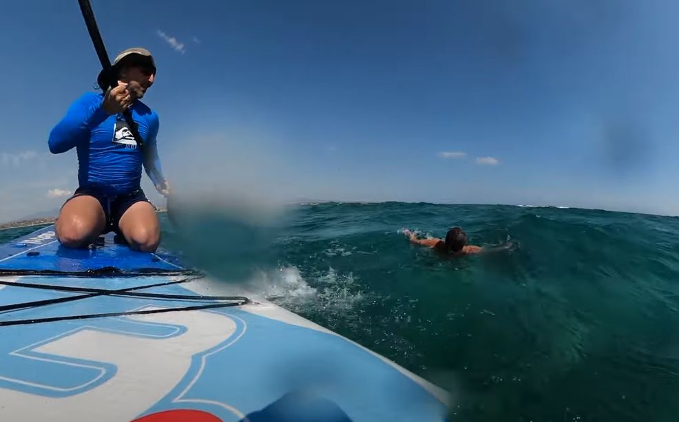 Θεσσαλονίκη: Συγκλονίζει ο άνδρας που διέσωσε πατέρα και 2 παιδιά που παρασύρθηκαν από τα κύματα – «Δεν μπορούσε να αναπνεύσει, ήταν σε σοκ»