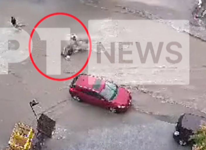 Θεσσαλονίκη: Καρέ καρέ η παράσυρση γυναίκας από χείμαρρο σε δρόμο της Νεάπολης – Σωτήρια η παρέμβαση κατοίκων της περιοχής