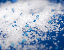 Μικροσκοπικά κομμάτια μικροπλαστικών μπαίνουν στο σώμα μας. Φωτογραφία: pcess609/Canva