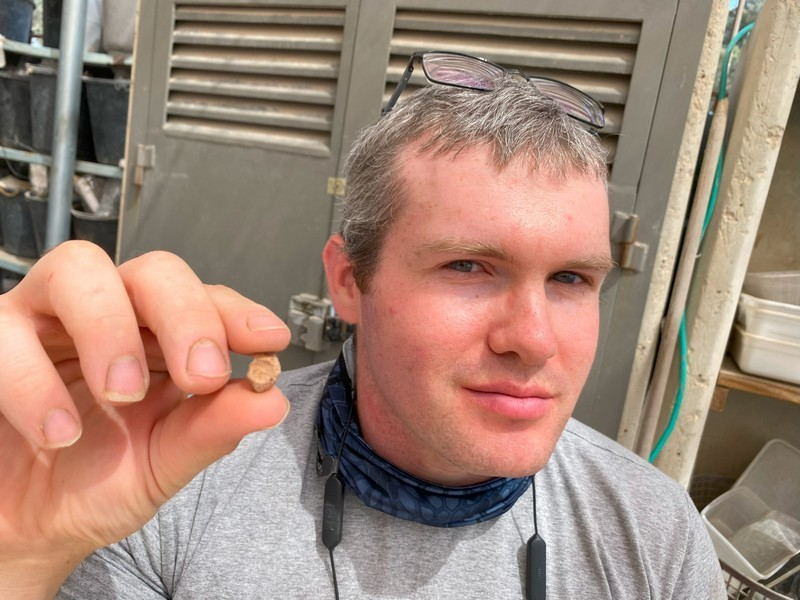 Ο αρχαιολόγος Mordechai Ehrlich με τη σφραγίδα. Φωτογραφία: Temple Mount Sifting Project (TMSP)