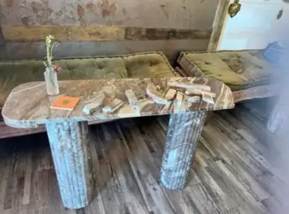 Χαμός σε καφετέρια: Τρίχρονη έσπασε τραπέζι αξίας 1.400 ευρώ – Η μητέρα της καταγγέλλει ότι δεν τους άφηναν να φύγουν μέχρι να δώσει την πιστωτική κάρτα της